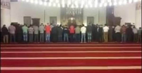 بالفيديو.. «إمام مستعجل» يثير جدلا بسبب سرعته في الصلاة