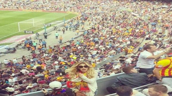 صورة : نوال الزغبي تشجع "برشلونة" في الملعب