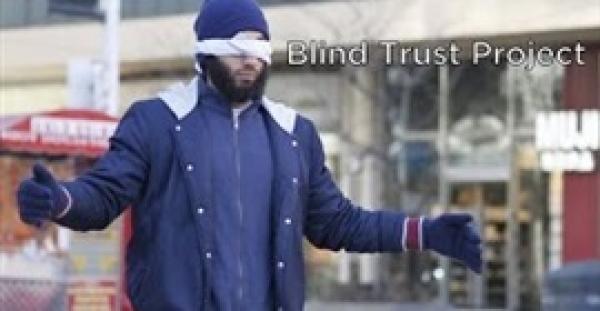 بالفيديو.. رد فعل الكنديين على شاب مسلم رفع لافتة «أنا موصوم بالإرهاب»