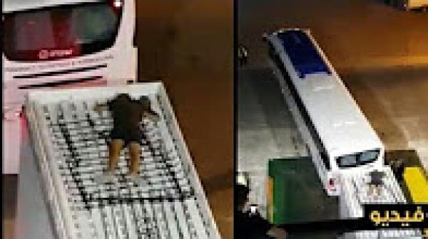 عملية "حريك" لمغربي فوق سطح عربة مجرورة بحافلة نقل دولي