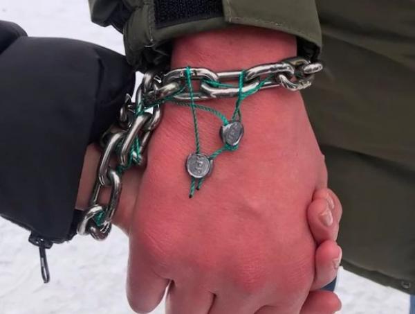 لإصلاح علاقتهما المتعثرة.. يقيدان أيديهما معاً لمدة ثلاثة أشهر