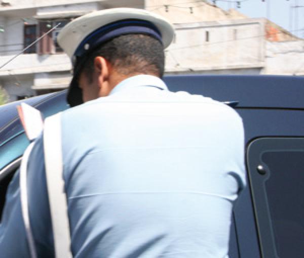 سائق سيارة يعربد على شرطي مرور و يتركها و يفر والسبب...