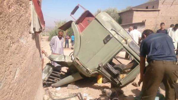 انقطاع الفرامل يتسبب في انشطار شاحنة لنقل الرمال إلى اثنين وسائقها ينجو من الموت بأعجوبة (صور)