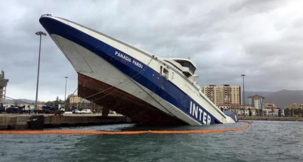 فيديو...قوة الرياح تُغرق سفينة في ميناء الجزيرة الخضراء