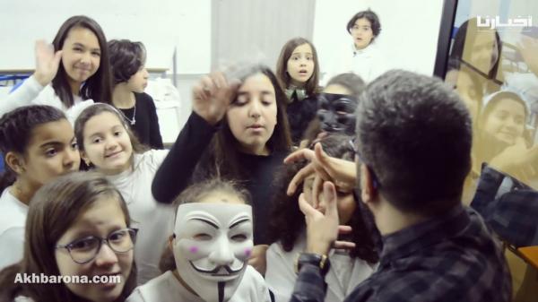 عرض مسرحي يعالج تأثير وسائل التواصل على مستوى التلاميذ داخل المدرسة