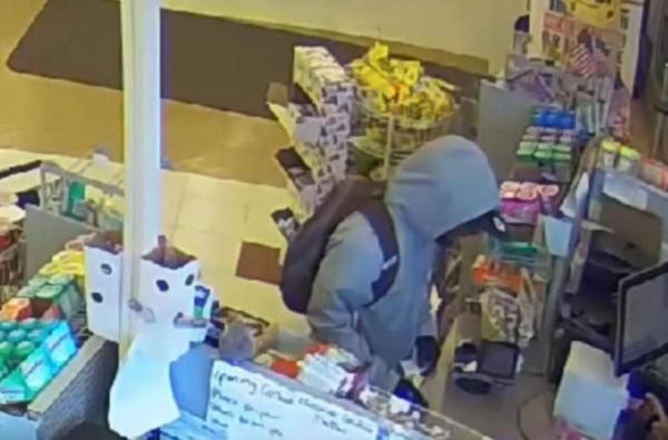 بالفيديو .. لص يدعي السرقة من ابنه المريض مستعملا ورقة كسلاح