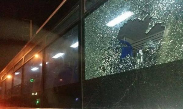 مجهولون يرشقون حافلة لنقل المسافرين بالحجارة ويروعون ركابها