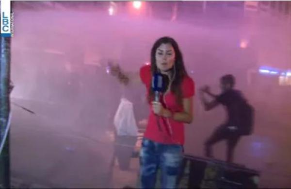 بالفيديو: لحظة تعرض مراسلة لبنانية للضرب مباشرة على الهواء