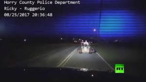 بالفيديو: لقطة طريفة.. الشرطة الأمريكية تطارد عمدة على آلة جز العشب