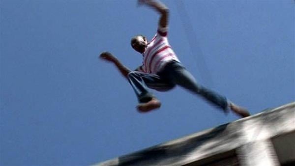 شاب يهدد بالانتحار بالقاء نفسه من فوق سطح المنزل واستنفار في الأجهزة الأمنية