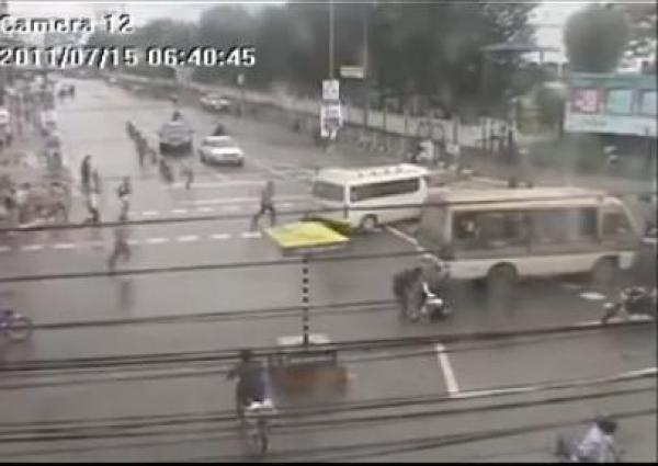 بالفيديو.. شاب يطير بالهواء في حادث تصادم مروع بين أتوبيس ودراجة نارية