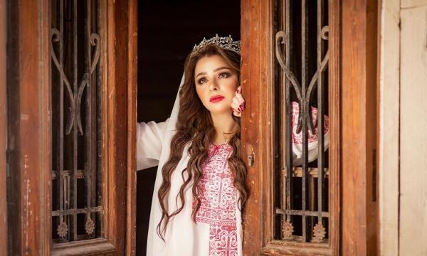 غريب جدا...ملكة جمال فلسطين تذبح عجلا وتوزعه على الفقراء احتفالا بطلاقها