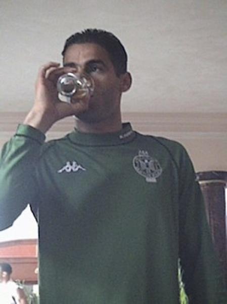 تصريحات نارية لشقيق الزروالي تضع طبيب الرجاء في قفص الاتهام