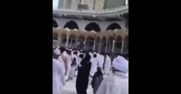 بالفيديو.. سحابة تظهر وسط سماء صافية لحماية المعتمرين من الشمس