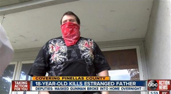 شاب يقتل ملثماً اقتحم المنزل ليكتشف أنه والده