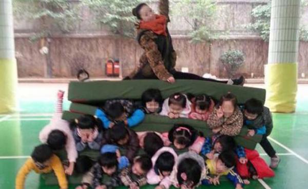 صورة لمعلمة وهي تجلس فوق تلاميذها تثير الجدل