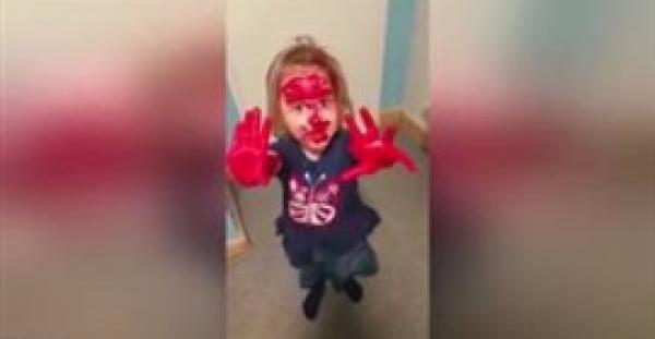 بالفيديو.. طفلة تصيب والدتها بالصدمة بما فعلته لتشبه «سبايدر مان»