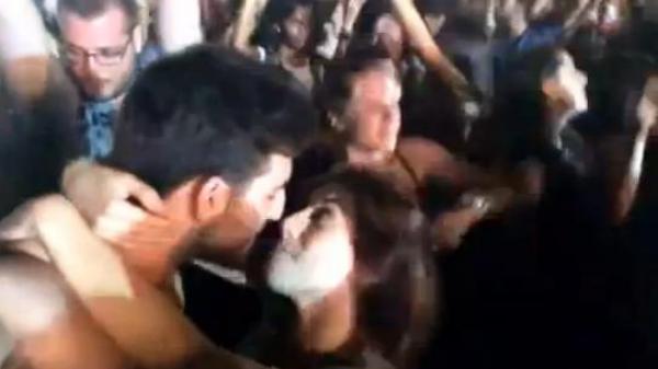 هذا ما جلبه لنا موازين ..  أحضان و قبلات ساخنة بين الشباب المغربي في حفل المغني الامريكي تمبرليك