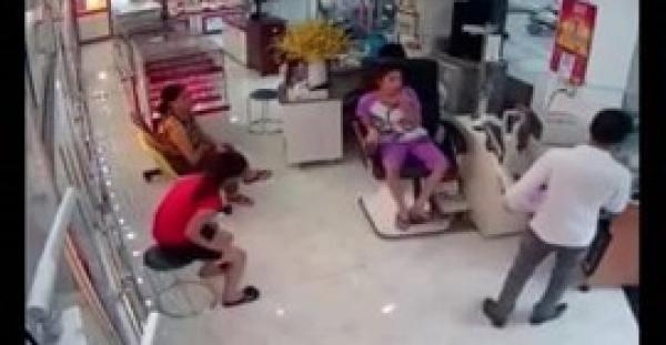 بالفيديو.. فتاة حسناء تسرق هاتفا وتخفيه أسفل تنورة قصيرة ترتديها