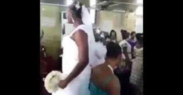 بالفيديو.. عروس تلفت الأنظار بسبب ضخامة حجمها مقارنة بالعريس