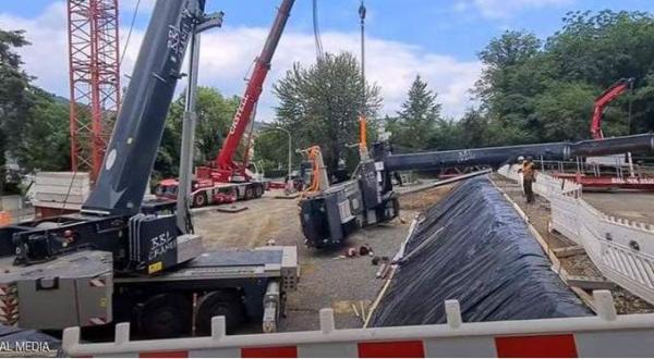 لحظة نجاة عاملين بأعجوبة من الموت بعد سقوط رافعة بوزن هائل (فيديو)