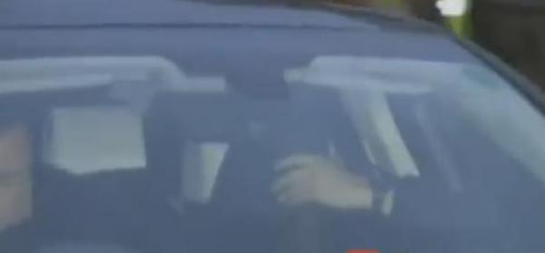 مورينيو يغطي وجهه عقب طرده من تشلسي