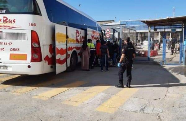 أخيرا و بعد طول انتظار.. السلطات المغربية تبدأ في إجلاء 300 مغربي ومغربية عالقين بمدينة سبتة المحتلة (صور)