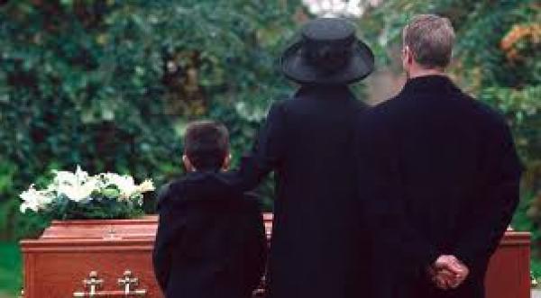 بريطانية في الثمانين من عمرها تقيم جنازتها وهي حية!