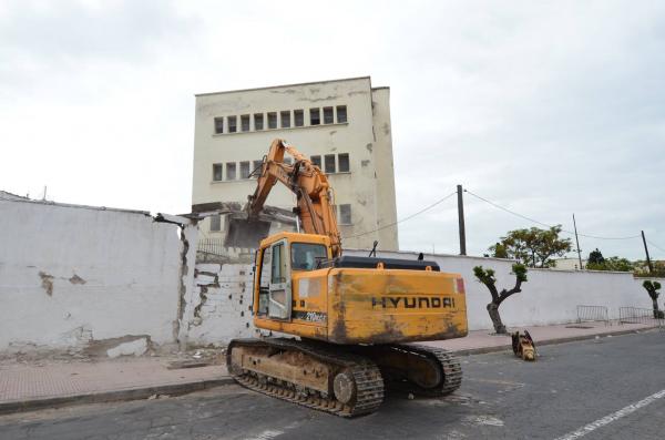 نزلاء خيرية عين الشق يقفون فوق قنطرة مهددين بالانتحار