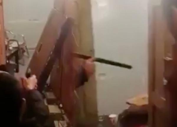 الحقيقة الكاملة لفيديو التدخل الأمني ضد شخص هدد رجال الشرطة بساطورين و"بُوطة" (فيديو)