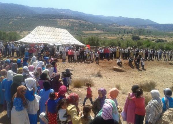 سكان دير القصيبة ببني ملال ينفذون اعتصاما مفتوحا ويمنعون أطفالهم من الالتحاق بالمدارس