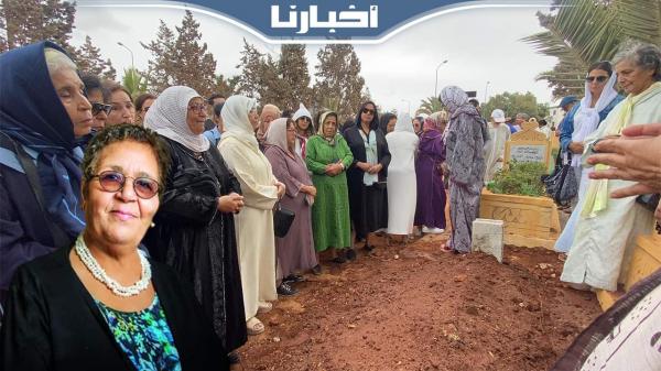 مشاهد مؤثرة من أمام قبر  الأيقونة عائشة الشنا والفنانة آمال عيوش تشيد بحياة الراحلة