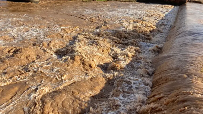 من زايدة بإقليم ميدلت.. حمولة قياسية لواد ملوية بعد التساقطات المطرية الأخيرة