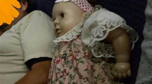 بالصور: امرأة تجلس بجانب نفس الدمية مرتين على الطائرة