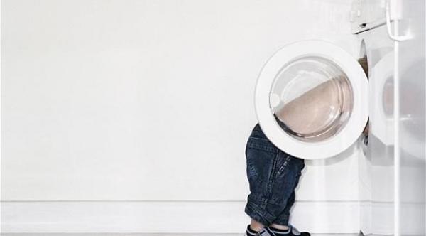 أم تضع ابنها في الغسالة لتتخلص من بكائه