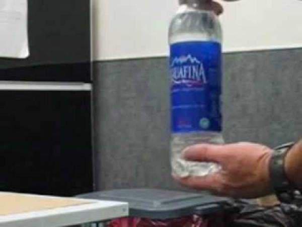 اسباني حصلوه ف باب سبتة متلبسا بتهريب 8 كلغ من المخدرات داخل قنينات ماء معدني 