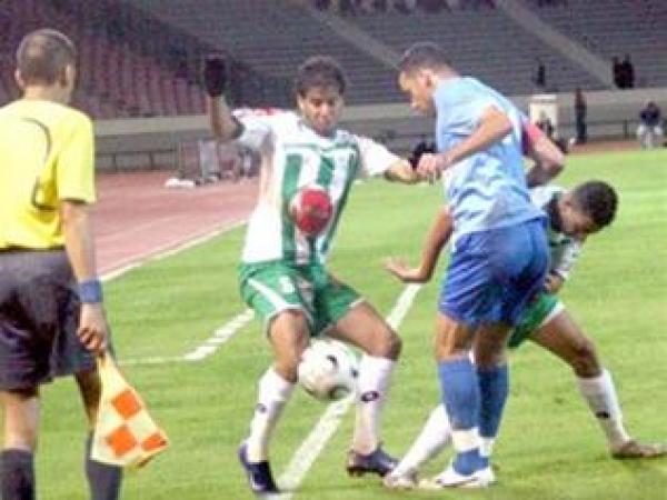 الرجاء يهزم المغرب التطواني وينفرد بالزعامة