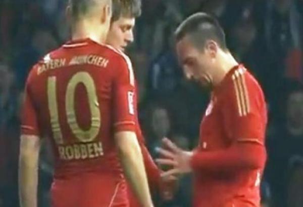 فيديو -  قرعة \"حجرة ورقة مقص\" تنهي خلاف ريبيري وكروز