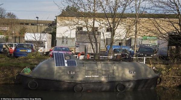 بريطاني يحول قارباً قديماً إلى منزل بغرفتي نوم