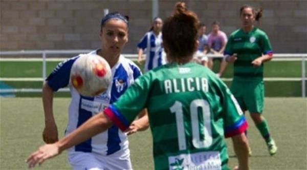 حكم يتحرش بلاعبة كرة قدم أثناء المباراة