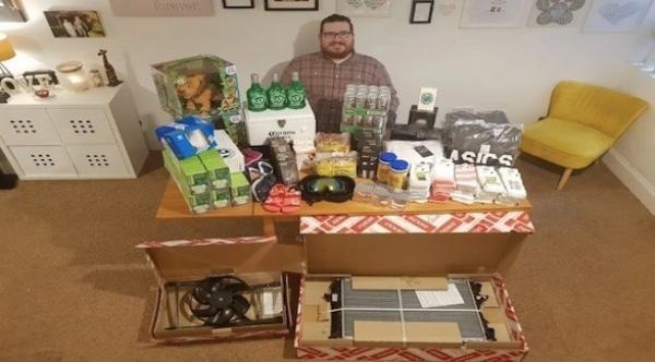 يجمع آلاف الدولارات عن طريق البحث عن المنتجات الرخيصة الثمن على الإنترنت وإعادة بيعها بأسعار مرتفعة