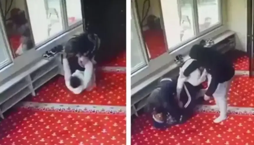 بالفيديو.. حادثة طعن مروعة داخل مسجد في إسطنبول وكاميرات المراقبة تكشف تفاصيلها الغريبة