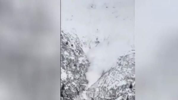 بالفيديو: لحظة انهيار الجبال الثلجية بـ "ألاسكا"