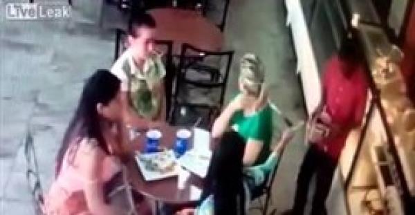 بالفيديو.. لص مسلح يسرق 4 فتيات حسناوات بالإكراه