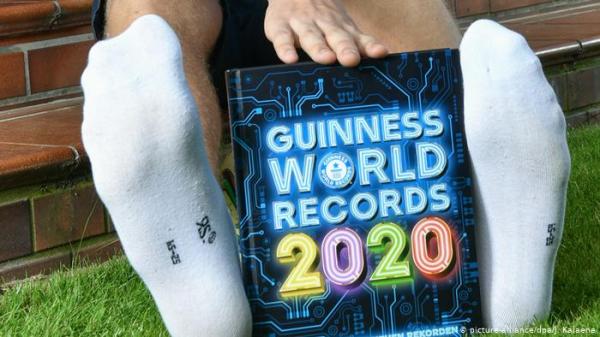 مراهق ألماني يدخل موسوعة غينيس بأطول قدم!