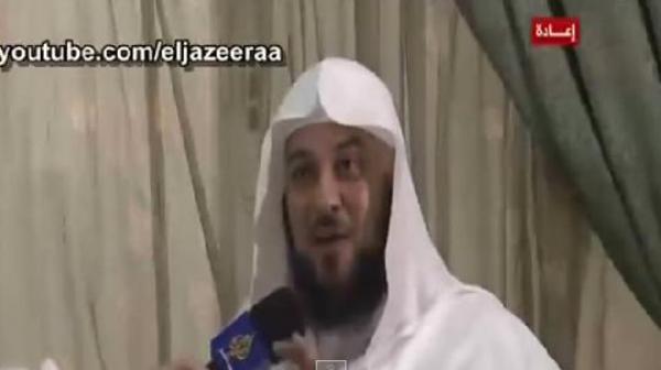 علبة سجائر فى جيب العريفي تسبب له أزمة فى الحج