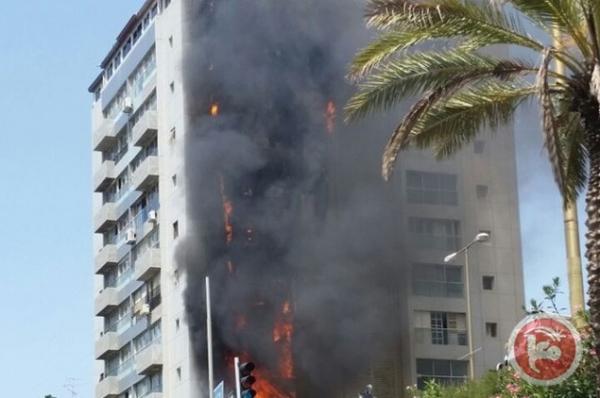 النيران تلتهم أحد المباني الضخمة وسط تل أبيب (صور)