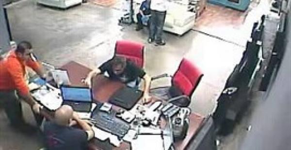 بالفيديو.. رجل يفقد أعصابه ويحطم «لاب توب» مديره