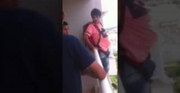 بالفيديو والصور.. رجل يغامر بحياته قفزا بمظلة اشتراها عبر الإنترنت