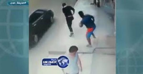 لص يستخدم حيلة ماكرة لسرقة هاتف من صاحبه (فيديو)